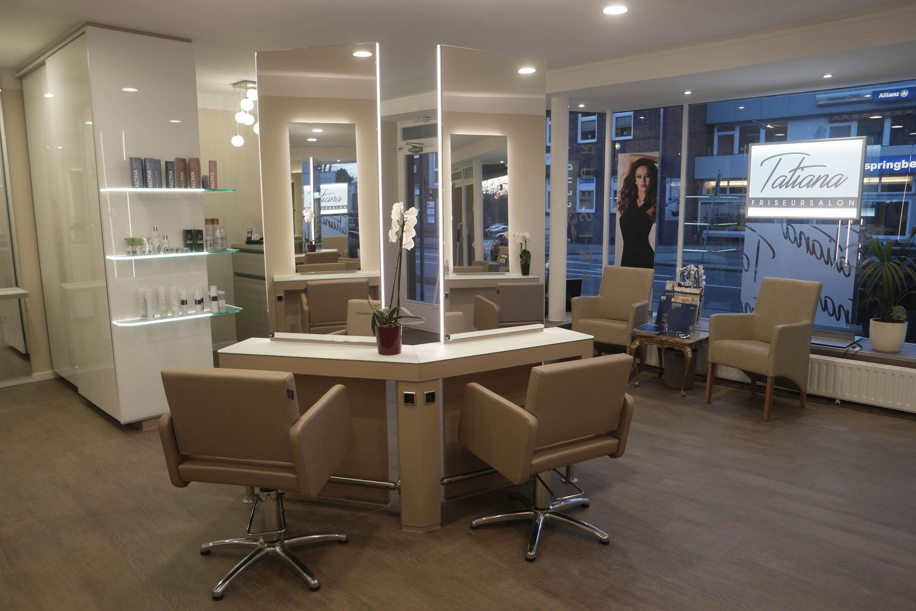 Bedienplätze in der Mitte des Salons